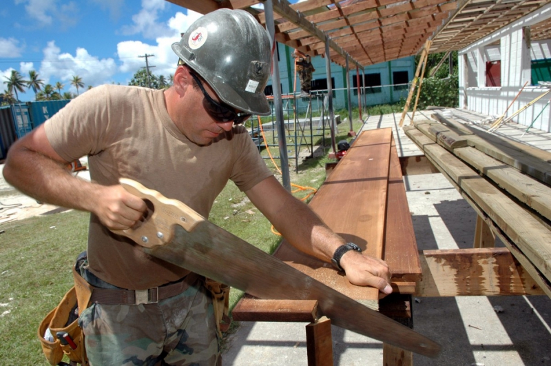 charpentier-GARS-min_worker_construction_building_carpenter_male_job_build_helmet-893290